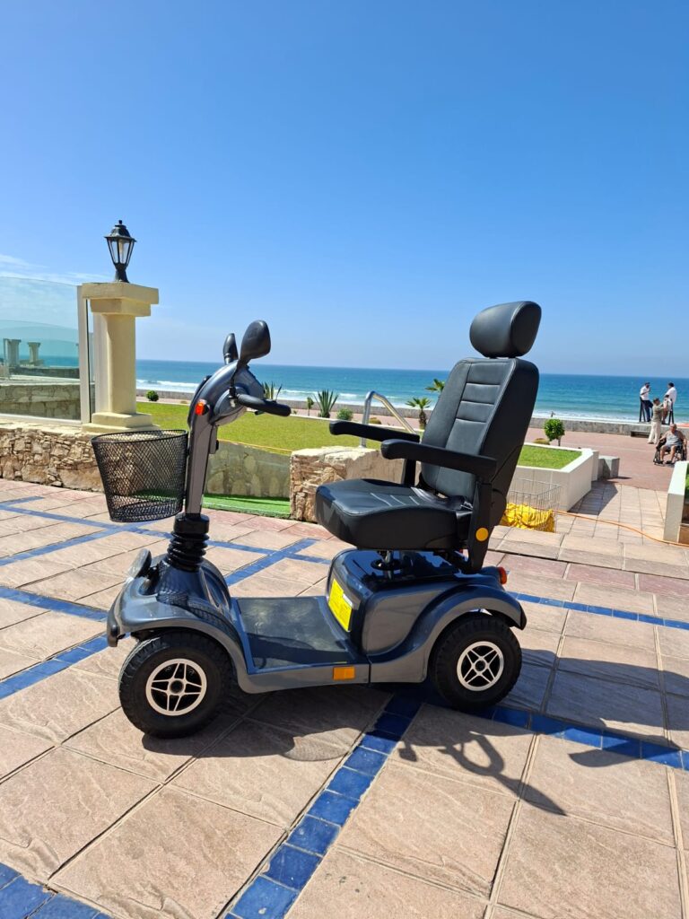 Location de fauteuils roulants électriques PMR à Agadir : mobilité, autonomie et livraison à l’hôtel