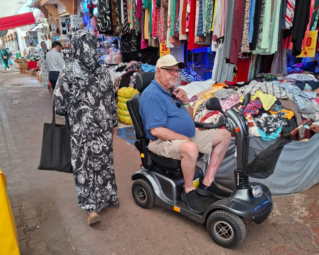 Location fauteuil roulant électrique Agadir : votre mobilité garantie pendant le séjour