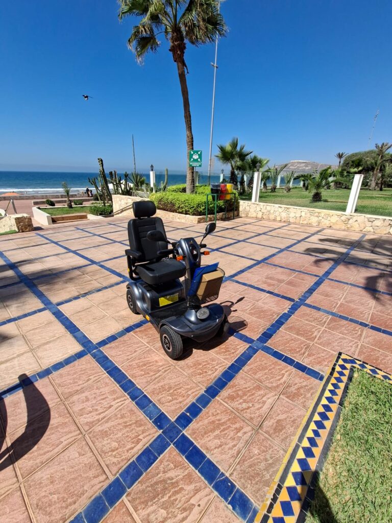 location scooter électrique 4 roues Personne à Mobilité Réduite à Agadir : guide complet pour voyager sereinement